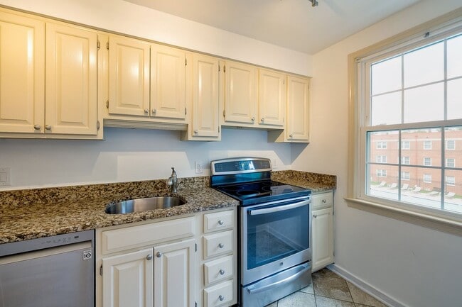 Building Photo - Charming 1BR/1BA Conveniently Located in Silver Spring