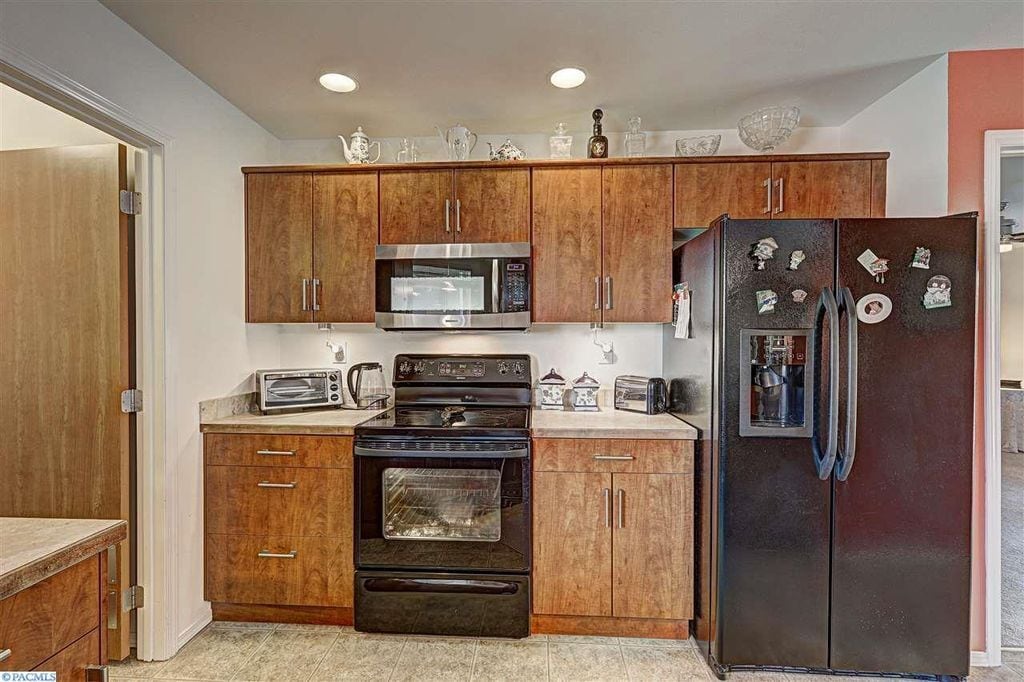 Kitchen - 531 Smoketree pl
