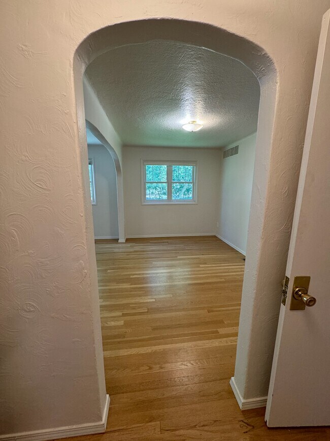 Building Photo - 978 E 5th Ave