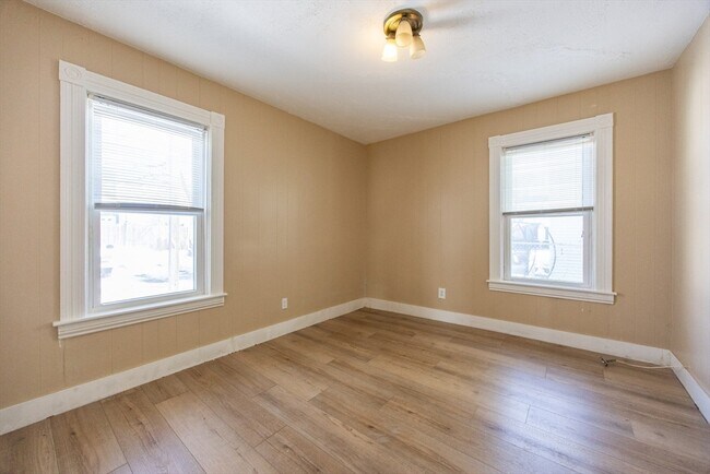 Building Photo - 28 Richmond St