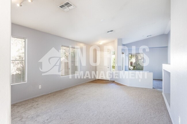 Building Photo - Great Home Located in Town with a Pool