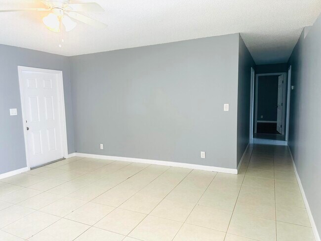 Building Photo - 9305 Sunrise Dr