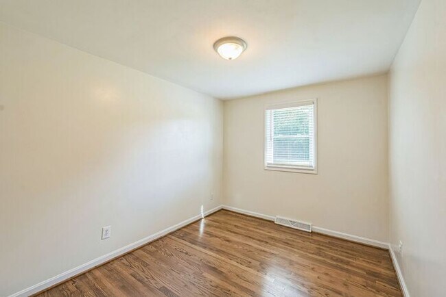 Building Photo - 8265 Warren Dr