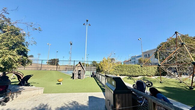 Building Photo - Charming Updated Top Floor 2BR/1BA Marina Apartment w/ Golden Gate Bridge Views! AMSI