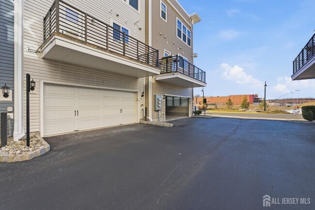 Building Photo - 6 Bond St