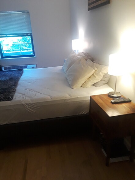 Large bedroom - 32 Haviland St