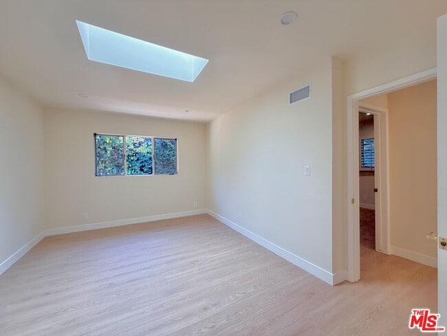 Building Photo - 2000 San Ysidro Dr