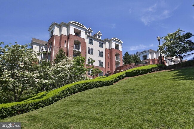 Building Photo - 300 W Elm St