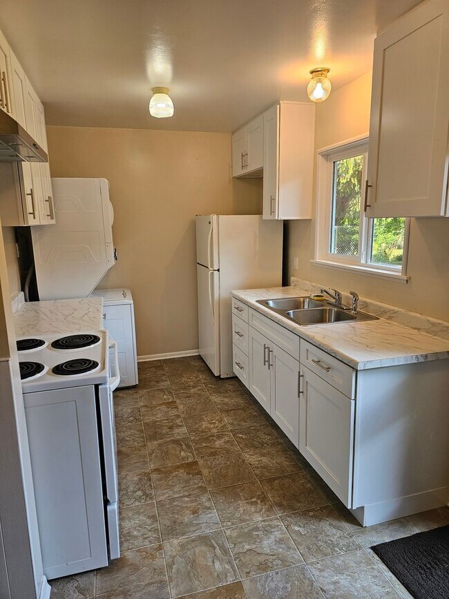 Building Photo - West hill Auburn - Darling 3 bed 1 bath ra...