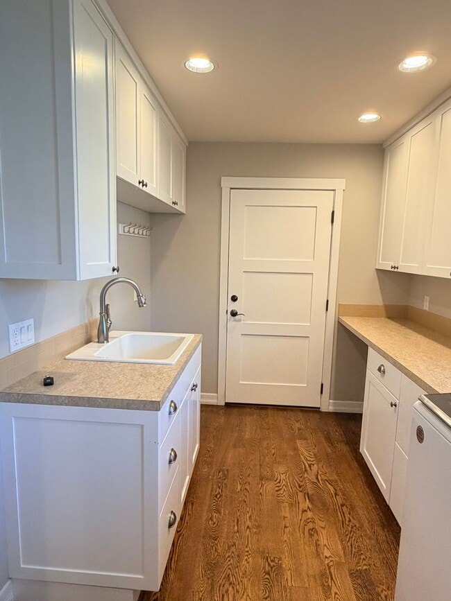 Building Photo - Luxury, golf course living with VIEWS! 3+ bed, 3 bath, three car garage and so much more!