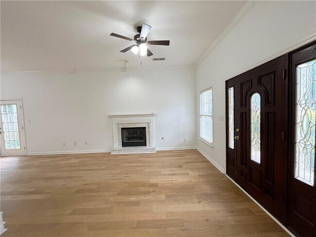 Building Photo - 889 Crew St SW