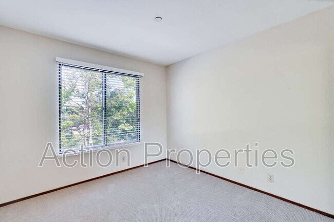 Building Photo - 947 La Mesa Terrace
