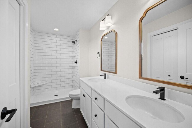 Building Photo - 4 Bedroom Townhome Available February 1st!