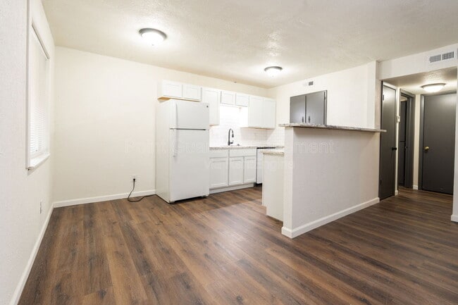 Building Photo - 750 W Dayton Ave