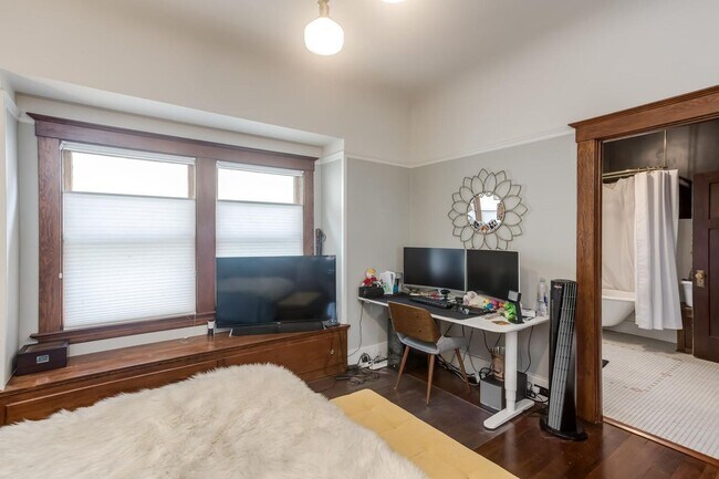 Building Photo - Charming Upgraded 2 Bedroom 2 Bath Rose Garden Home