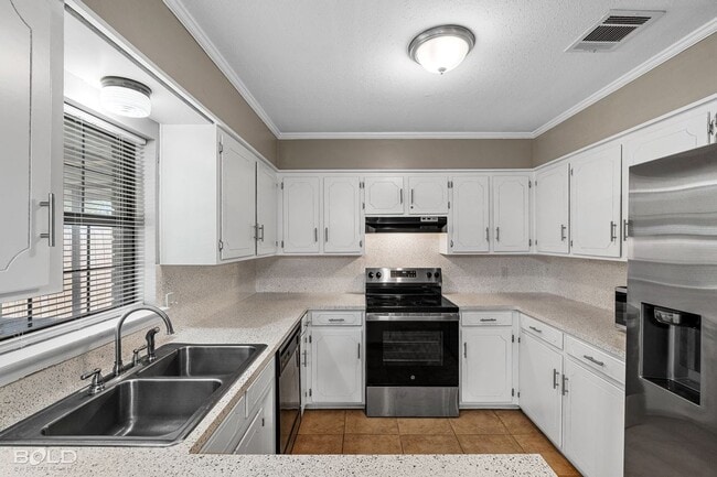 Building Photo - 2542 Spruce Dr