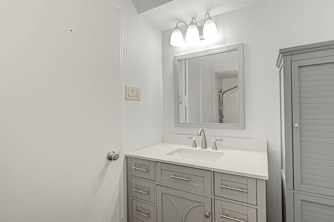 Building Photo - 1110 W Tri Oaks Ln