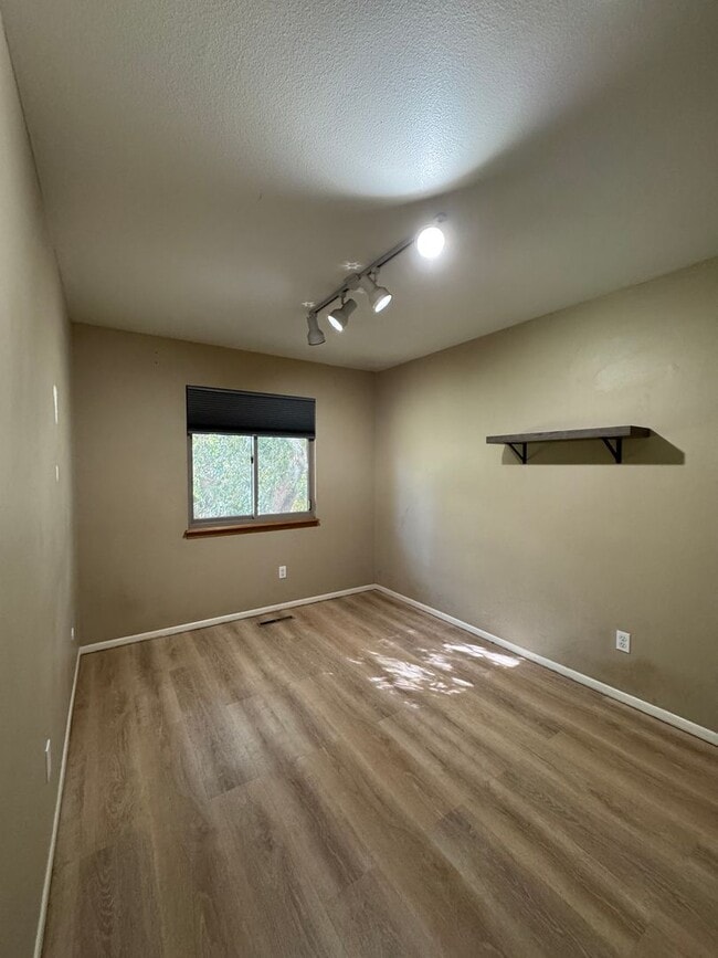 Building Photo - Great Tri-level home-Half of November Free!