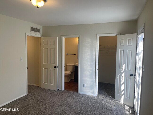 Building Photo - 10640 Cuatro Vistas Dr