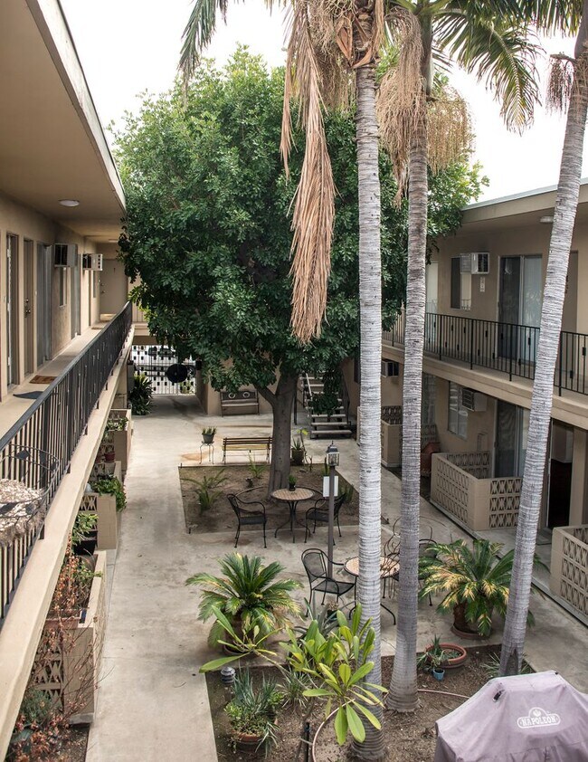 Building Photo - 445 E Verdugo Ave