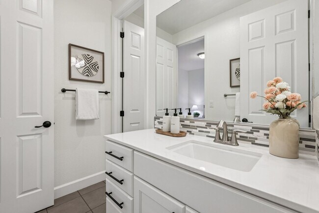 Building Photo - Beautiful Corner-Unit Townhome Near Downtown – 4 Bed | 3 baths