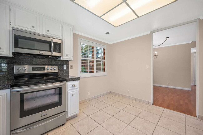 Building Photo - Fabulous condominium home on 6th Fairway of El Macero Country Club.