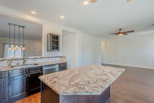 Building Photo - Pending/ Rented - Sahuarita Beauty!