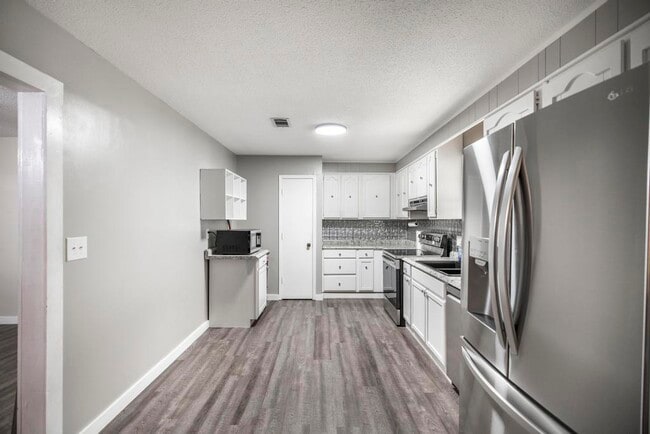 Building Photo - 609 Forest Lake Dr