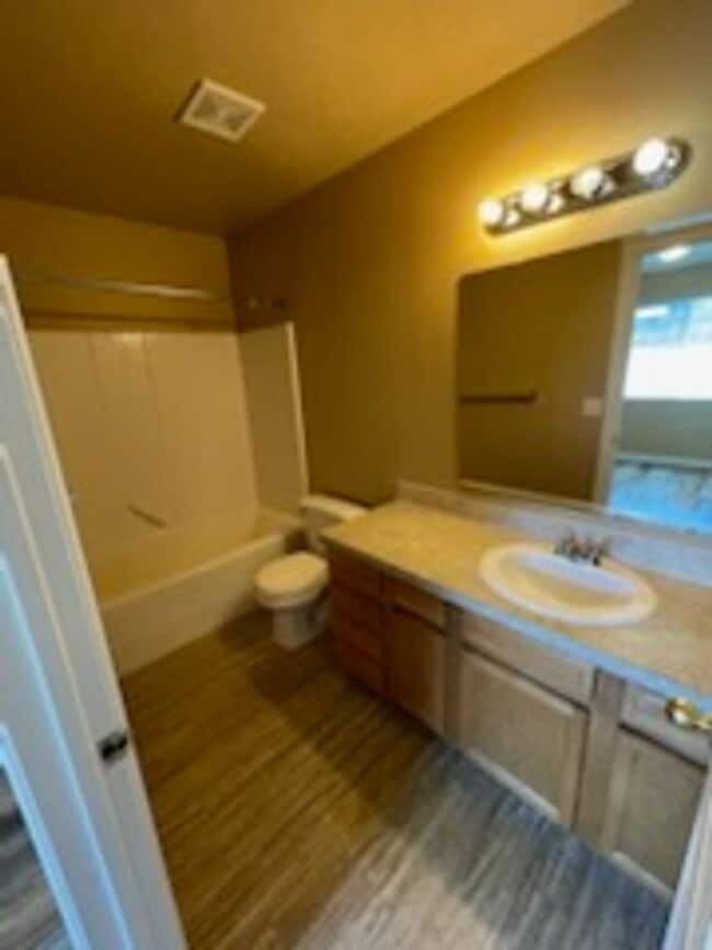 Building Photo - 3 Bed 2 Bath Duplex In Nampa: Available Now