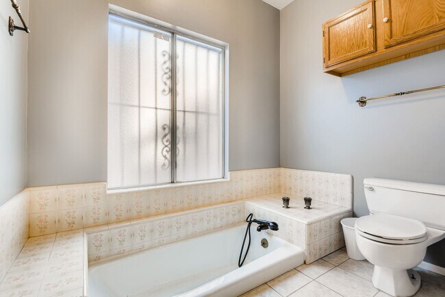 Building Photo - Immaculate 2 bedroom condo with all the ap...