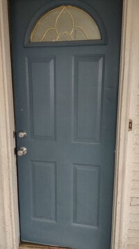 Building Photo - Updated 2-bedroom | Large Kitchen | Laundry in Building