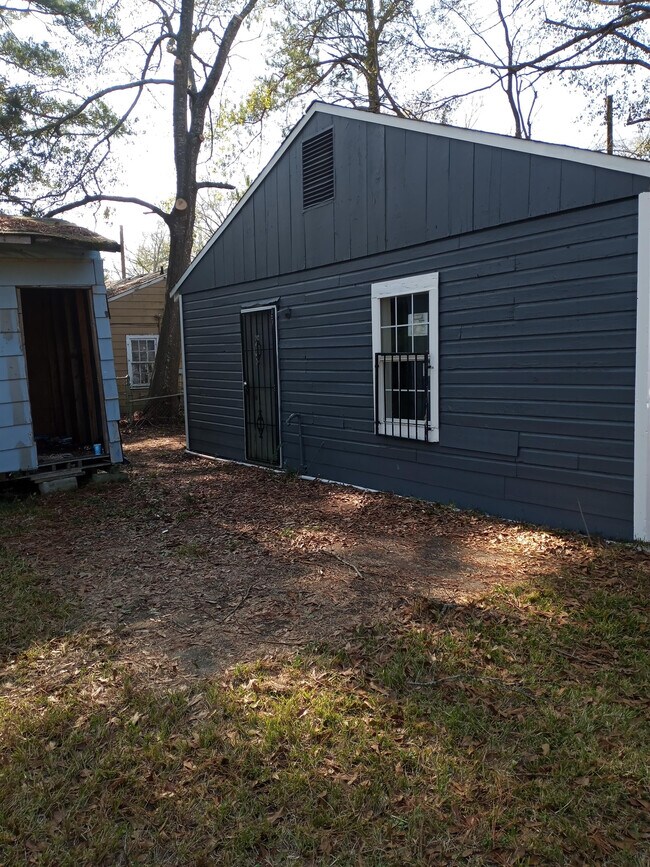 Building Photo - 210 Eisenhower St