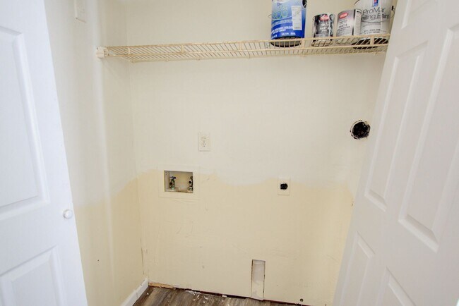 Building Photo - 2 Bedroom, 2 Bath Updated Condo, Newpointe...