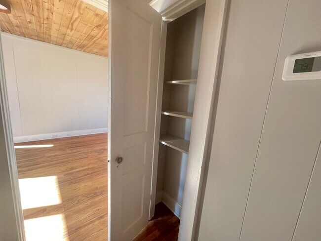 Building Photo - Centrally Located 1 bedroom 1 bath -  wate...