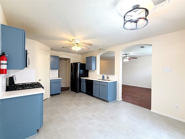 Building Photo - 20423 White Poplar Dr