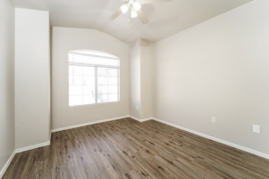 Building Photo - 2151 E Briarwood Terrace