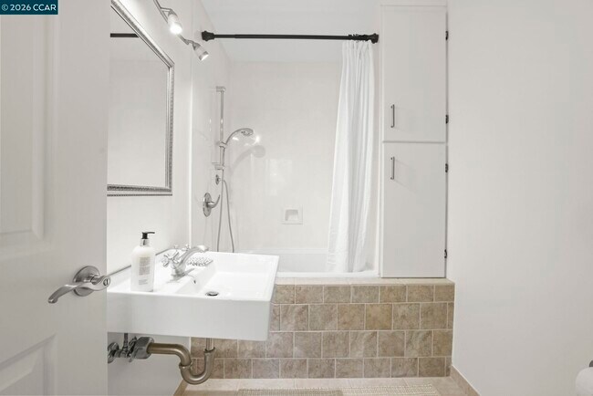 Building Photo - 10 Darnby Ct
