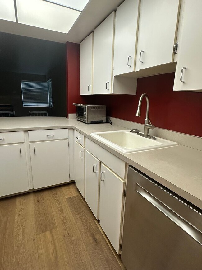 Building Photo - 2 Bedroom Quintet Condo off West Burnside ...