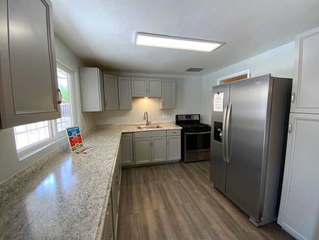 Building Photo - 3 Bedroom Single Story Home Available Near...