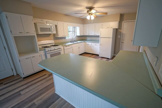 Building Photo - Sublease: Available 7/22/25 Beautiful 4/2 ...