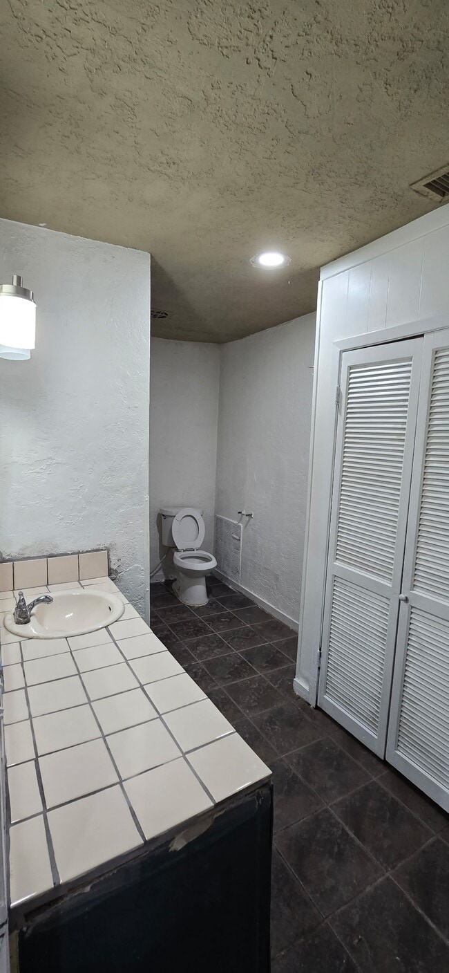 Building Photo - 206 Raymac St