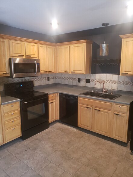 Kitchen - 7603 E 95th Ter