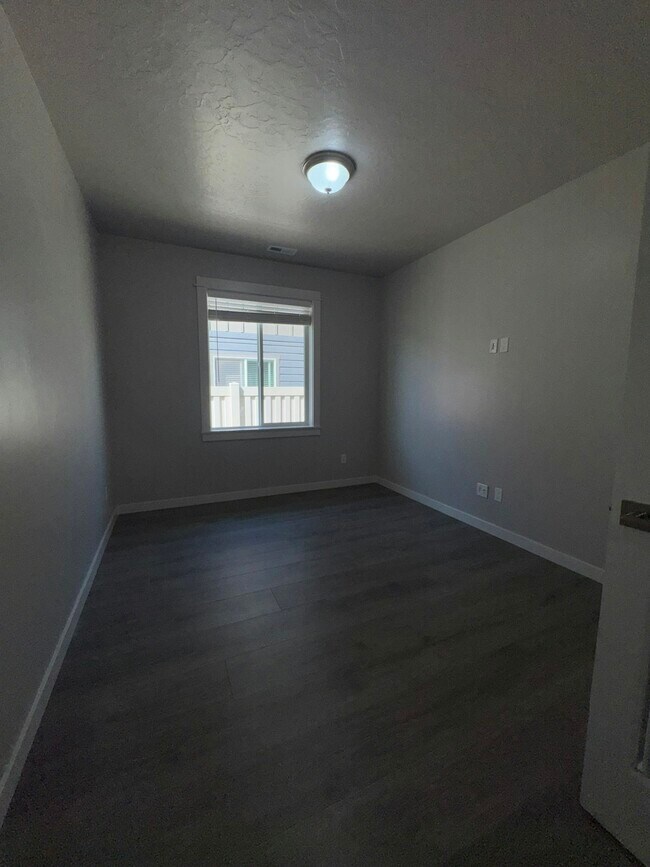 Building Photo - 10496 W Daylily Ct