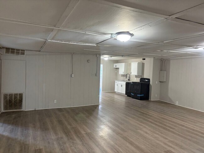 Building Photo - 6139 Belcrest St