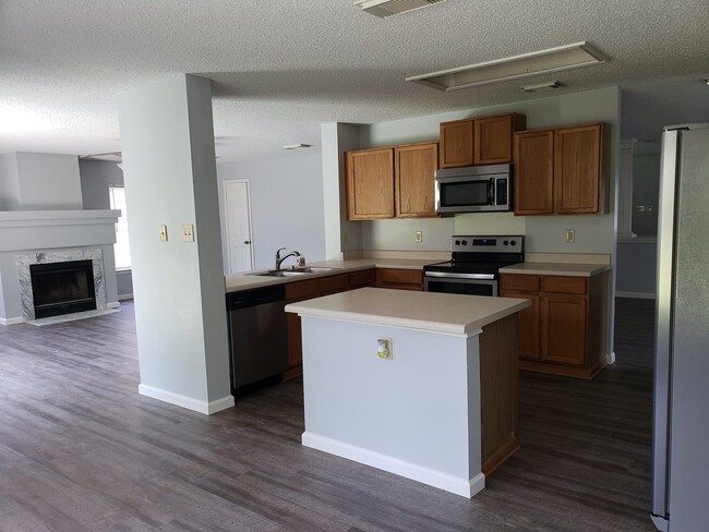 Building Photo - 425 Twin Point Creek
