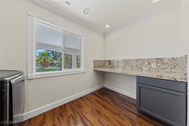 Building Photo - 144 E Robindale Rd