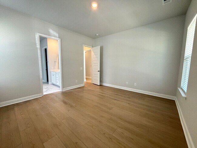 Building Photo - Beautiful 4-Bed Home in Limehouse Village ...