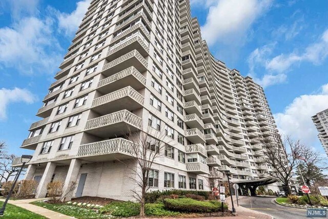 Building Photo - 2100 Linwood Ave