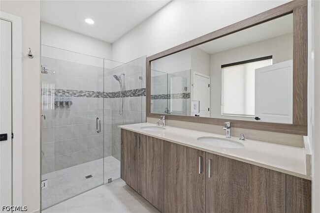 Building Photo - 5069 Penella Ave