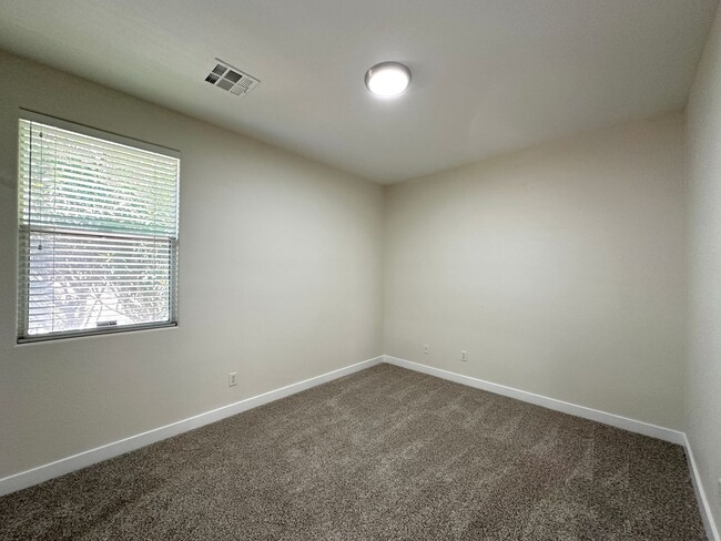 Building Photo - Granite Peaks At Summerlin